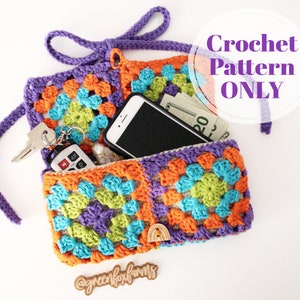 Puede incluir: Un bolso de crochet con una correa morada, que presenta un diseño de granny squares colorido en tonos de naranja, verde, azul y morado. El bolso está abierto y contiene un teléfono móvil, llaves y dinero en efectivo. El texto "Crochet Pattern ONLY" es visible en la imagen.