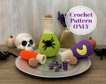 Peut inclure: Modèle de crochet pour un ensemble de trois fioles de potion d'Halloween. Les fioles sont vertes, violettes et orange avec une araignée, une lune croissante et un motif en spirale. Le modèle est disponible à l'achat. Modèle de crochet UNIQUEMENT.