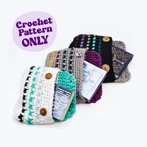 Può includere: Una collezione di custodie per libri all'uncinetto colorate. Ogni custodia presenta un design unico con chiusure a bottone e contiene un libro. Il testo "Crochet Pattern ONLY" è in un cerchio viola in alto a sinistra.