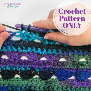 Op de afbeelding: Een close-up van een haakproject in uitvoering, met een levendig kleurenpalet van teal, paars, groen en zwart garen. De tekst "Crochet Pattern ONLY" wordt weergegeven in een cirkelvormig ontwerp. Het Green Fox Farms Designs-logo staat in de linkerbovenhoek.