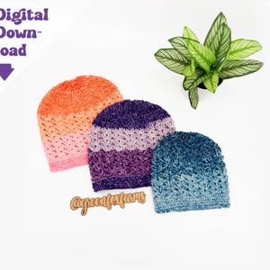 以下が含まれることがあります： オレンジ、紫、青色の3つの手編みの帽子が白い面に置かれています。オレンジ色の帽子はピンクに、紫色の帽子は水平ストライプに、青色の帽子は濃い色から明るい色に変化します。「Digital Download」の文字が見えます。