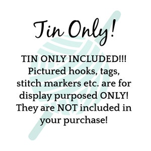 Puede incluir: Un fondo blanco con un gr&aacute;fico de ovillo de lana turquesa y el texto "Tin Only!"  "TIN ONLY INCLUDED!!! Pictured hooks, tags, stitch markers etc. are for display purposed ONLY! They are NOT included in your purchase!"
