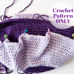 Puede incluir: Primer plano de un proyecto de ganchillo en progreso, con dos tonos diferentes de hilo morado. El proyecto se mantiene unido con alfileres de seguridad. El texto "Crochet Pattern ONLY" es visible en la imagen.