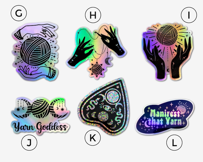 Op de afbeelding: Set van 8 iriserende holografische stickers met een heksachtig garen thema. De stickers bevatten afbeeldingen van handen die garen vasthouden, een garenbal, een wassende maan, een pentagram en de tekst "Manifest that Yarn".