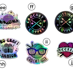 Op de afbeelding: Set van 10 regenboogkleurige holografische stickers met verschillende ontwerpen met betrekking tot breien en haken. De stickers bevatten zinnen als "Pro-Craft-inator", "Crochet Geek", "Knitting & Coffee" en "The Yarn is Calling and I Must Go..."