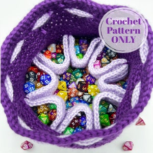 Puede incluir: Bolsa de dados de crochet morado con ribete blanco. La bolsa est&aacute; llena de dados de colores. El texto "Crochet Pattern ONLY" est&aacute; en un c&iacute;rculo blanco en la esquina superior derecha de la imagen.
