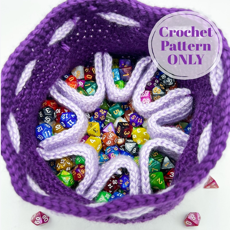 Puede incluir: Bolsa de dados de crochet morado con ribete blanco. La bolsa est&aacute; llena de dados de colores. El texto "Crochet Pattern ONLY" est&aacute; en un c&iacute;rculo blanco en la esquina superior derecha de la imagen.
