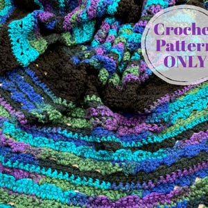Op de afbeelding: Een gehaakte deken in tinten van turquoise, groen, paars en zwart. De deken heeft een getextureerd, gelaagd ontwerp met een geschulpte rand. De tekst "Crochet Pattern ONLY" staat in een cirkel op de deken.