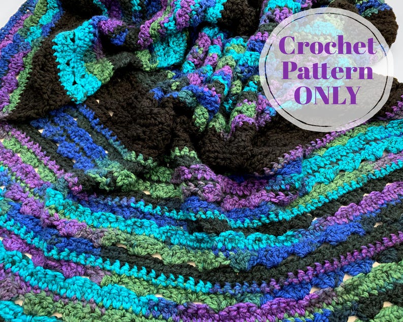 Op de afbeelding: Een gehaakte deken in tinten van turquoise, groen, paars en zwart. De deken heeft een getextureerd, gelaagd ontwerp met een geschulpte rand. De tekst "Crochet Pattern ONLY" staat in een cirkel op de deken.