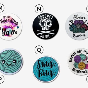 Op de afbeelding: Negen ronde stickers met verschillende ontwerpen met betrekking tot garen en haken. De stickers bevatten zinnen als "Het is geen hamsteren als het garen is", "Haken of sterven", "Garenkoningin", "Haakbitch" en "Handen af ​​van mijn garensack".