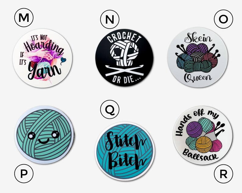 Op de afbeelding: Negen ronde stickers met verschillende ontwerpen met betrekking tot garen en haken. De stickers bevatten zinnen als "Het is geen hamsteren als het garen is", "Haken of sterven", "Garenkoningin", "Haakbitch" en "Handen af ​​van mijn garensack".