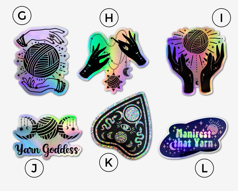 K&ouml;nnte beinhalten: Set mit 8 schillernden holografischen Aufklebern mit einem Hexen-Garn-Thema. Die Aufkleber zeigen Bilder von H&auml;nden, die Garn halten, eine Garnkugel, einen zunehmenden Mond, ein Pentagramm und den Text "Manifest that Yarn".