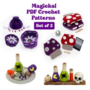 Peut inclure: Un ensemble de trois modèles de crochet comprenant une pochette violette à cordon, des protège-livres en forme de champignon à pois blancs et diverses bouteilles de potion brodées d'une araignée et d'une lune jaune, avec des dés à facettes.