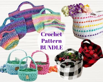 Puede incluir: Un conjunto de patrones de crochet para hacer diferentes bolsos y cestas. Los patrones incluyen un bolso tote a rayas arcoíris, un bolso a rayas arcoíris más pequeño, un bolso blanco con rayas arcoíris, un bolso a cuadros blanco y negro, un bolso a cuadros rojo y negro y dos cestas pequeñas de color pastel.