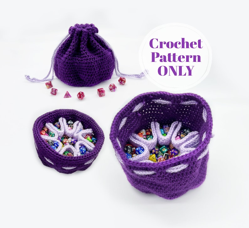 Puede incluir: Patr&oacute;n de crochet para una bolsa de dados de color morado con cierre de cord&oacute;n. La bolsa se muestra con dados en su interior. El texto "Crochet Pattern ONLY" est&aacute; en un c&iacute;rculo blanco.