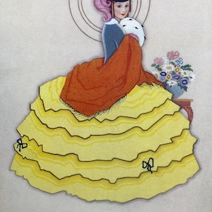 Puede incluir: Ilustración de una mujer con un vestido amarillo con volantes y un chal rojo. Lleva un sombrero azul con una pluma rosa y sostiene una máscara blanca. Un jarrón de flores está cerca.