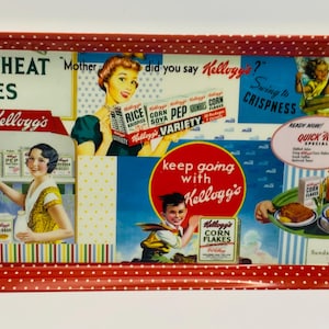 Pode incluir: Uma bandeja de servir retangular de metal com uma borda de bolinhas vermelhas e brancas. A superfície apresenta anúncios vintage de cereais Kellogg's, incluindo ilustrações de pessoas e caixas de Corn Flakes e Rice Krispies.