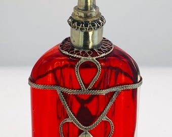 Spruzzatore d'acqua vintage marocchino a forma di rosa rosso rubino con finiture color argento.