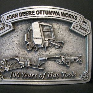 John Deere Ottumwa Works Rund- und Quaderballenpressen 100 Jahre Heuwerkzeuge Zinn Gürtelschnalle 1900-2000 jd Collectivle Lizenzprodukt Neue Farm