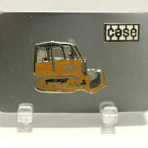 Case Construction 850B Crawler Tractor Dozer Bulldozer Metal & Enamel Belt Buckle Manufactured by Hoovers of Peru Illinois