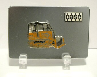 Case Construction 850B Ciągnik gąsienicowy Spycharka Buldożer Metalowa i emaliowana klamra paska Wyprodukowana przez Hoovers of Peru Illinois