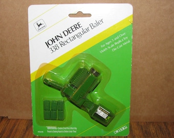 John Deere 338 Presse rectangulaire et 6 balles de foin 1/64 ERTL Toy #5645 Outil agricole fabriqué en 1993 aux États-Unis jd Die Cast Metal Green Yellow