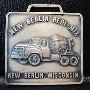 Nuevo camión hormigonera Berlin Redi-Mix Inc. Reloj de bolsillo de metal Fob NBRM, WI, Wisconsin, equipos de construcción, asfalto
