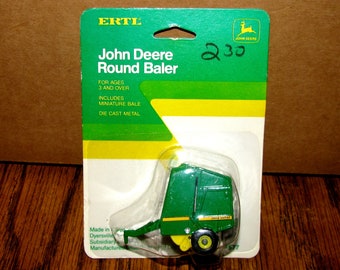 John Deere 535 Round Hay Baler & Bale 1/64 ERTL Jouet #577 Outil agricole fabriqué dans les années 1980 aux États-Unis jd Die Cast Metal Vert Jaune