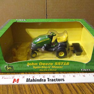 John Deere SST18 Spin Steer Lawn Garden Tractor 1/16 Toy Set Ertl #15292 Die Cast Metal 2001 JD Green Yellow