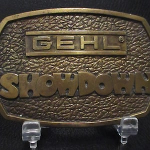 GEHL Matériel de construction et matériel agricole Boucle de ceinture « Showdown » en laiton, 1976, vintage, objet de collection d&#39;occasion
