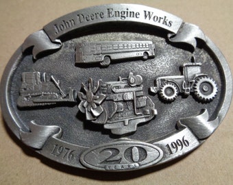 John Deere Engine Works Tinnen riemgesp 20-jarig jubileum 1976- 1996 Limited Edition tractor rupsbulldozer Bulldozerbus JD Collectible