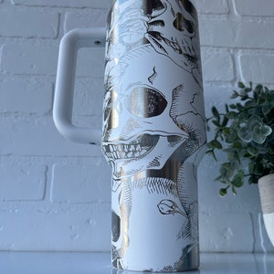 Skulls and Hibiscus Engraved Stnley 40oz Tumbler image 4