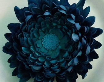 Large blue chrysanthemum flower alligator clip