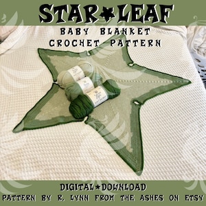 Op de afbeelding: Een haakpatroon voor een babydeken in de vorm van een ster met groen en wit garen. Het patroon heet "Star Leaf Baby Blanket Crochet Pattern" en is beschikbaar als digitale download van R. Lynn from the Ashes op Etsy.