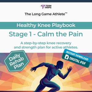 Könnte beinhalten: Eine weiße Keramik-Tasse mit schwarzem Henkel und dem Text "But First, Coffee" in schwarzer, fetter Schrift. Die Tasse steht auf einer weißen Oberfläche. Die Tasse ist etwa 10 cm hoch.