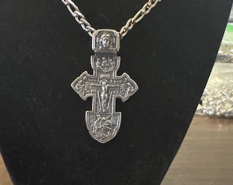 Crucifijo del Rito Oriental de acero inoxidable (5,7 cm) con cadena de acero inoxidable de 58,4 cm.