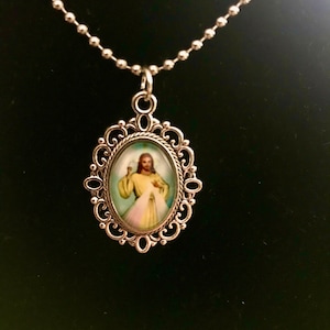 Divine Mercy Medal W/Chain (1.25 Inch)