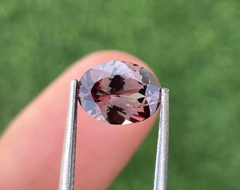 Granate natural con cambio de color, gema suelta, forma ovalada limpia, peso 1,98 quilates, tamaño 9 x 6,7 x 4 mm, con certificado IGITL gratuito.