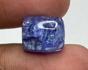 Naturalny tanzanit, luzem, kaboszon, kształt poduszeczki. Wymiary kamienia szlachetnego: 12,8 x 10,7 x 7 mm. Waga: 11,00 Ct. Tanzanit, kaboszon do biżuterii.