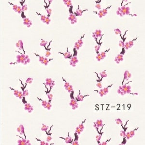 Op de afbeelding: Vel met roze en witte nagelstickers met een ontwerp van kersenbloesems. Op de vel staat de tekst "STZ-219" gedrukt.