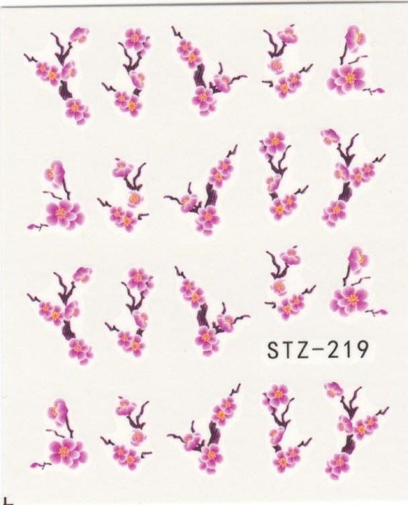 Op de afbeelding: Vel met roze en witte nagelstickers met een ontwerp van kersenbloesems. Op de vel staat de tekst "STZ-219" gedrukt.