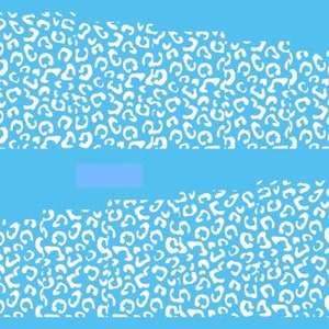 Pu&ograve; includere: Motivo a stampa leopardata bianca su sfondo blu chiaro. Il motivo &egrave; ripetuto due volte, con un piccolo rettangolo blu che separa le due sezioni.