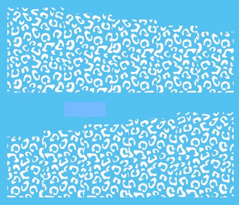 Pu&ograve; includere: Motivo a stampa leopardata bianca su sfondo blu chiaro. Il motivo &egrave; ripetuto due volte, con un piccolo rettangolo blu che separa le due sezioni.