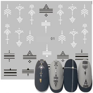 Könnte beinhalten: Eine Bogen mit Nagelaufklebern mit geometrischen und floralen Designs in Schwarz und Weiß. Der Bogen ist mit "01" beschriftet. Vier Fingernägel sind mit verschiedenen Designs aus dem Bogen gezeigt.