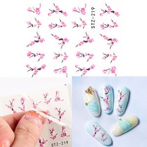 Op de afbeelding: Een vel nagelkunst stickers met een ontwerp van roze kersenbloesems op takken. De stickers zijn op een transparante achtergrond en zijn gelabeld "STZ-219".