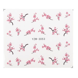 Op de afbeelding: Een vel nagelkunst stickers met roze kersenbloesem ontwerpen. Het vel is wit en heeft de tekst "YZW-3053" erop gedrukt.