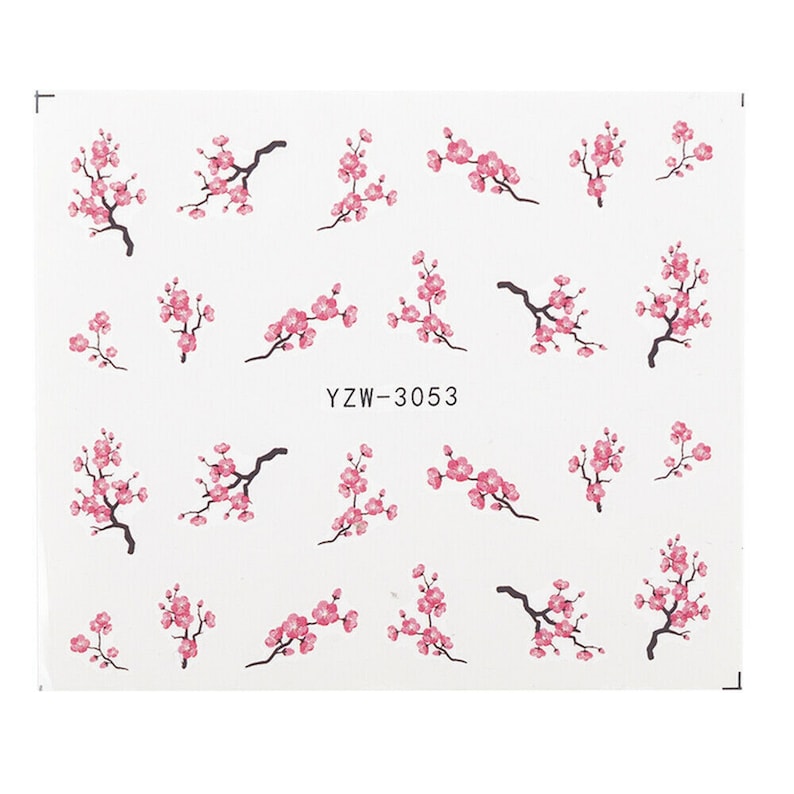 Op de afbeelding: Een vel nagelkunst stickers met roze kersenbloesem ontwerpen. Het vel is wit en heeft de tekst "YZW-3053" erop gedrukt.
