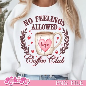 Taza de café sin sentimientos permitidos PNG, diseño digital divertido antiamor, sublimación de corazón sarcástico, club de café anti San Valentín PNG Taugh Love