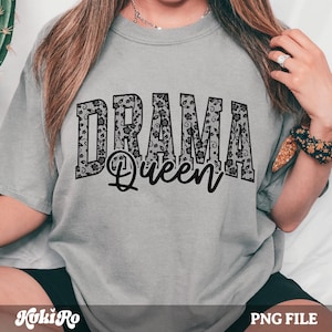 Drama Queen Png Diseño de camiseta divertida para mujer Letras de encaje Frase atrevida Camiseta gráfica imprimible digital Drama queen varsity png Dramático Png