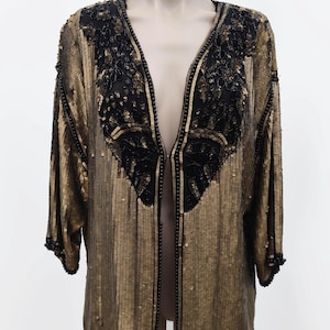 Chaqueta vintage de seda drapeada con lentejuelas florales, cuentas y detalles dorados y negros mate de los años 80, tallas L-XL. Estilo flapper art déco para la noche.